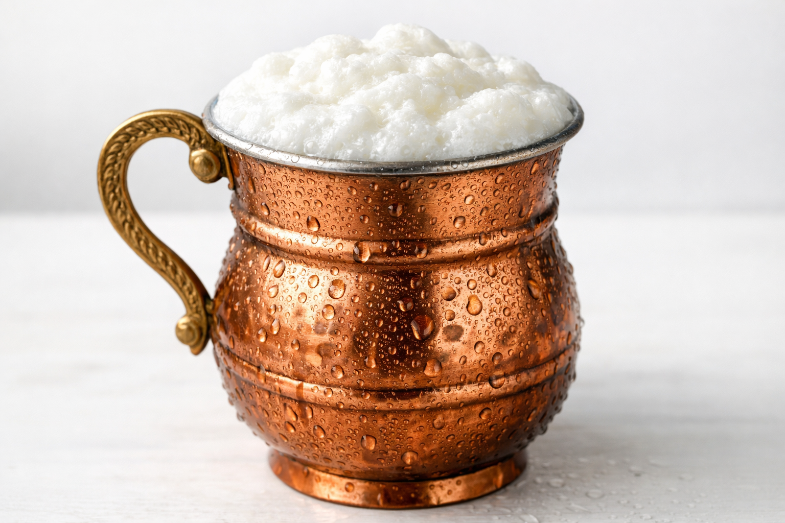 Köpüklü ev yapımı ayran, bakır bardakta soğuk servis